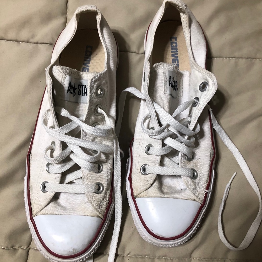 White Converse- size 8. CLASSIC!